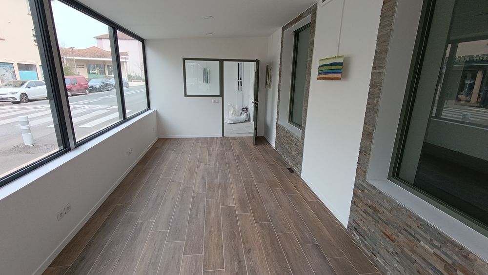 Location Autre LOCAUX COMMERCIAUX DE 98 M - TRES FORTE VISIBILITE Sérézin-du-rhône