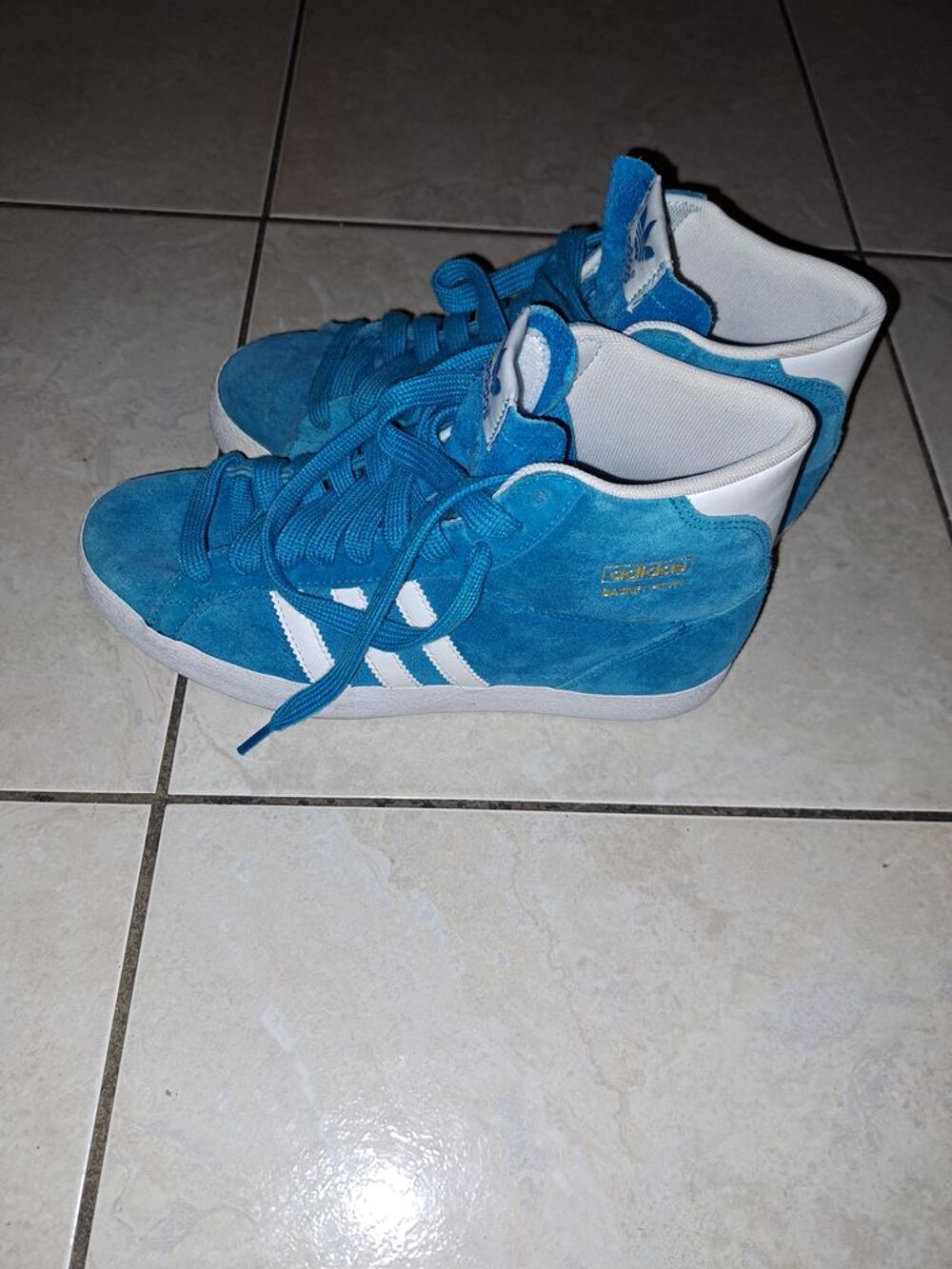 Basket adidas bleu Vêtements