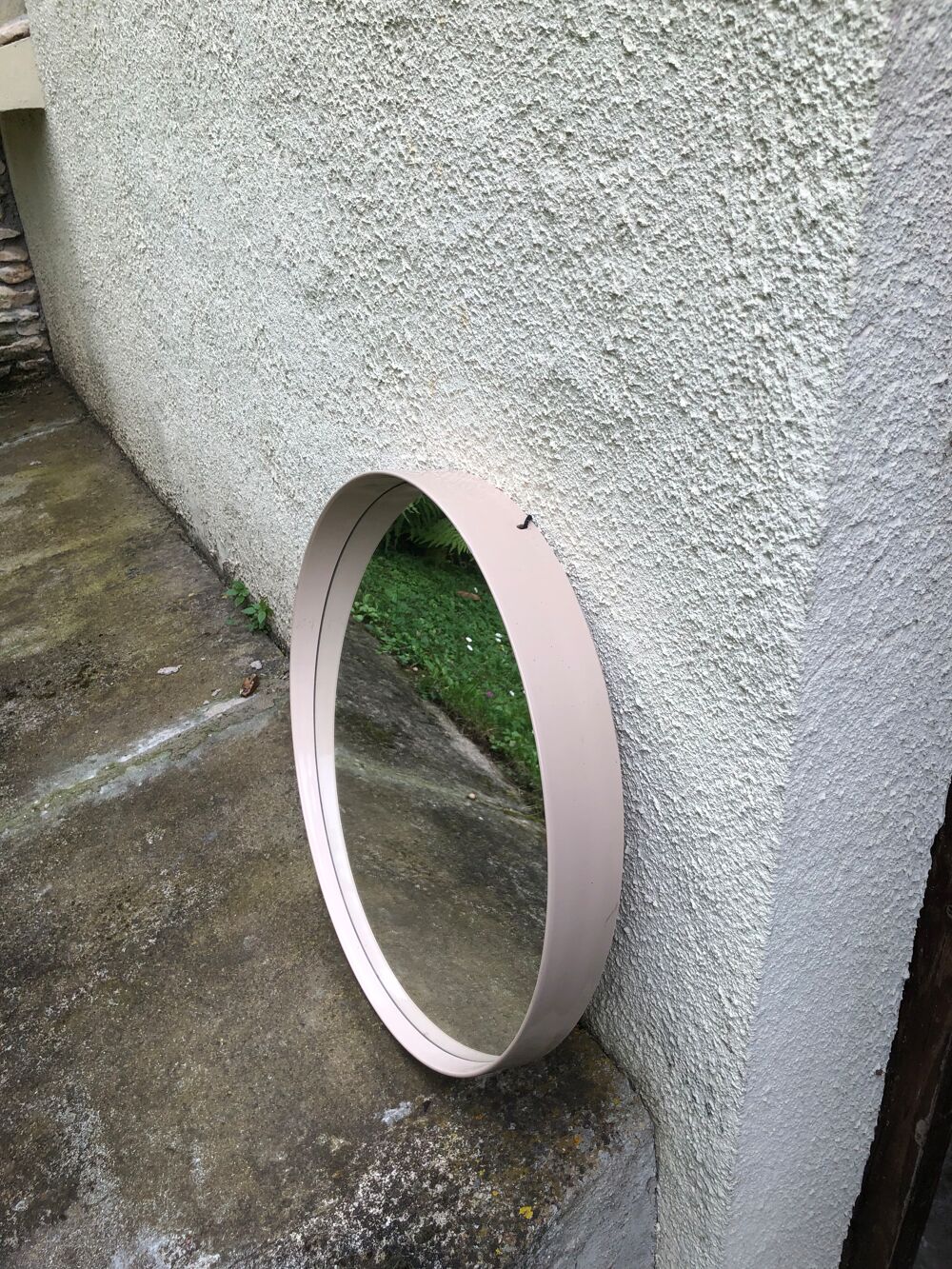 Beau miroir rond. Décoration