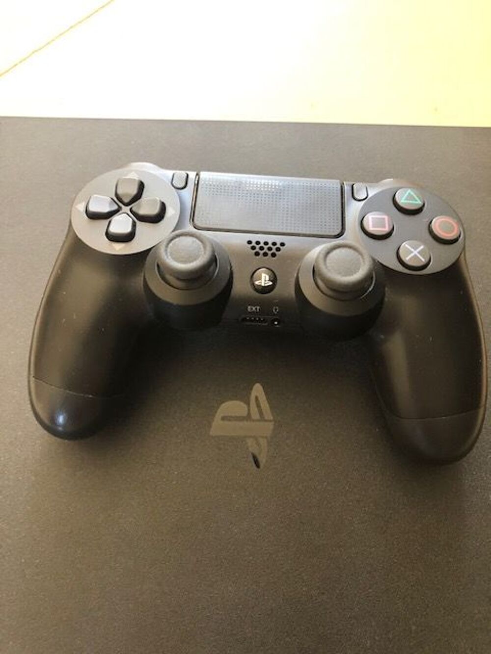 PS4 en parfait &eacute;tat achet&eacute;e neuve en d&eacute;cembre 2021 Consoles et jeux vidéos