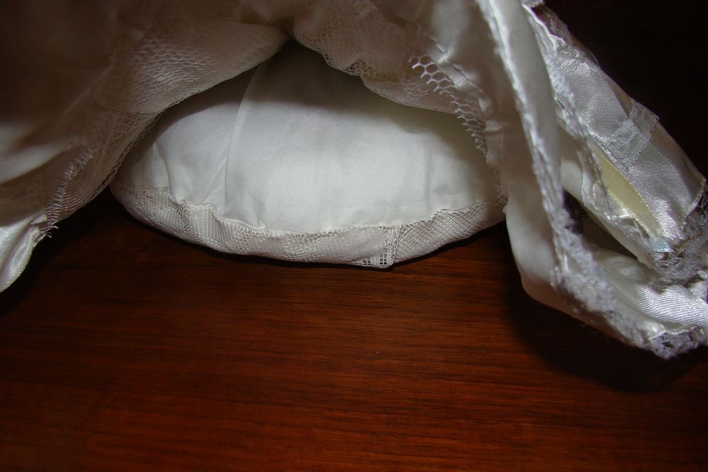 Poup&eacute;e de porcelaine avec robe &agrave; crinoline vintage
