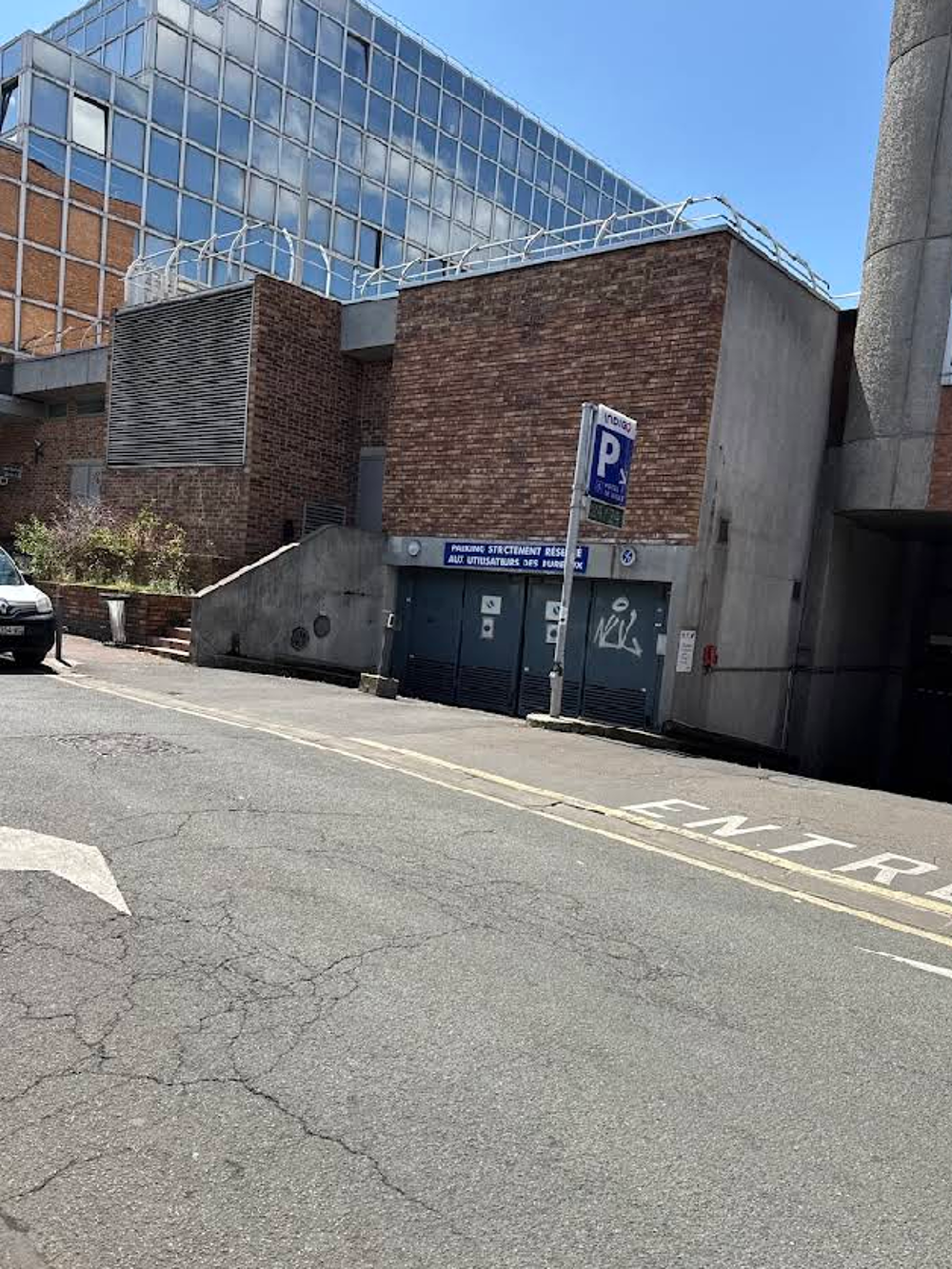 Vente Parking/Garage Le titre de votre annonPlace de parking sécurisée – 40 Rue Gabriel Crié, 92240 Malakoff Investissement locatif avec rentabilité immédiatece Malakoff