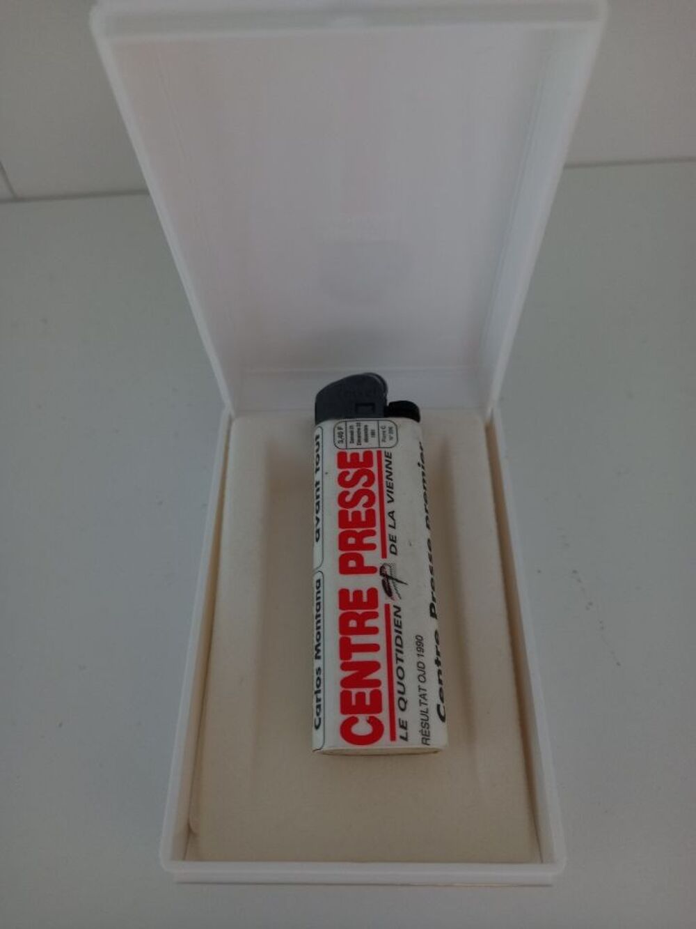 BRIQUET CRICKET CENTRE PRESSE 