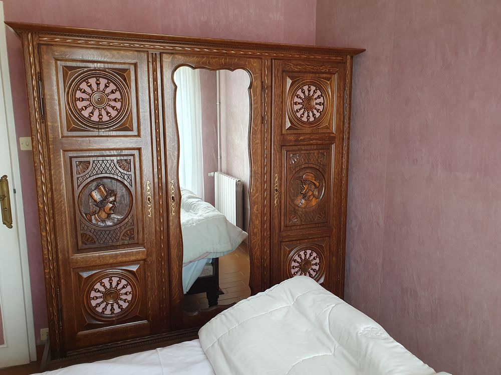 Salle &agrave; manger et chambre en ch&ecirc;ne massif excellent etat Meubles