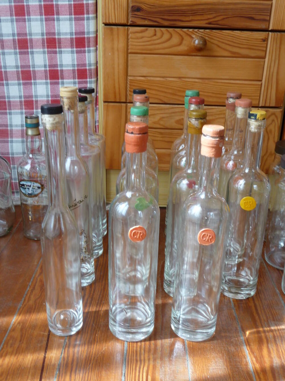 LOT DE 33 BOUTEILLES ET FLACONS VIDES Décoration