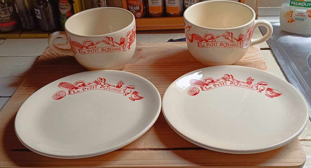 Tasses avec soucoupes Cuisine