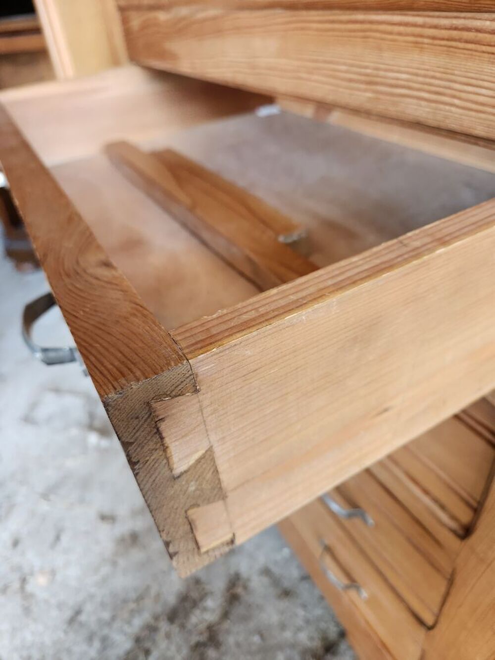 Armoire penderie , 3 tirois avec glace biseaut&eacute;e Meubles
