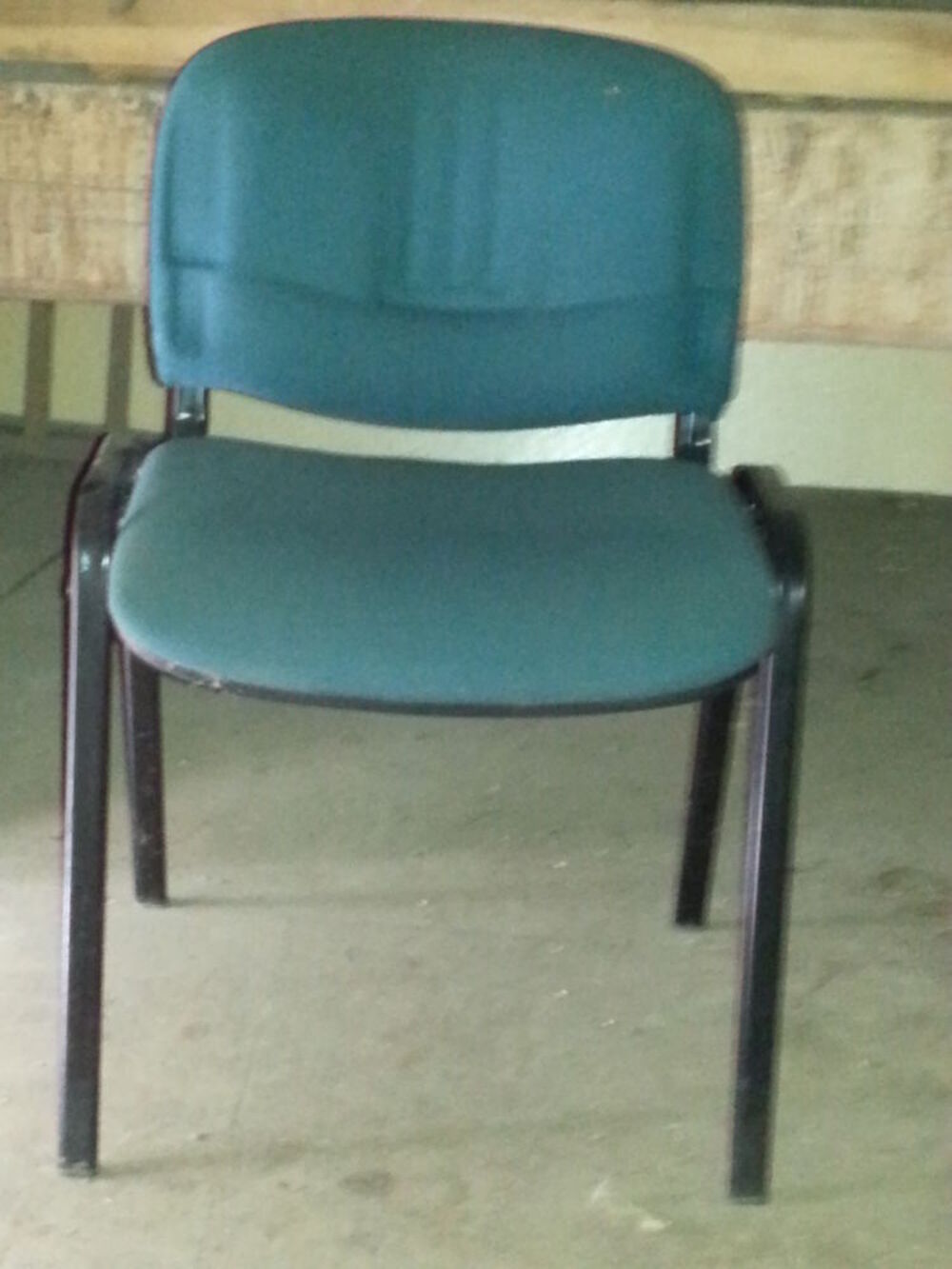 Chaises de bureau, salle de cours, salle d'attente. Meubles