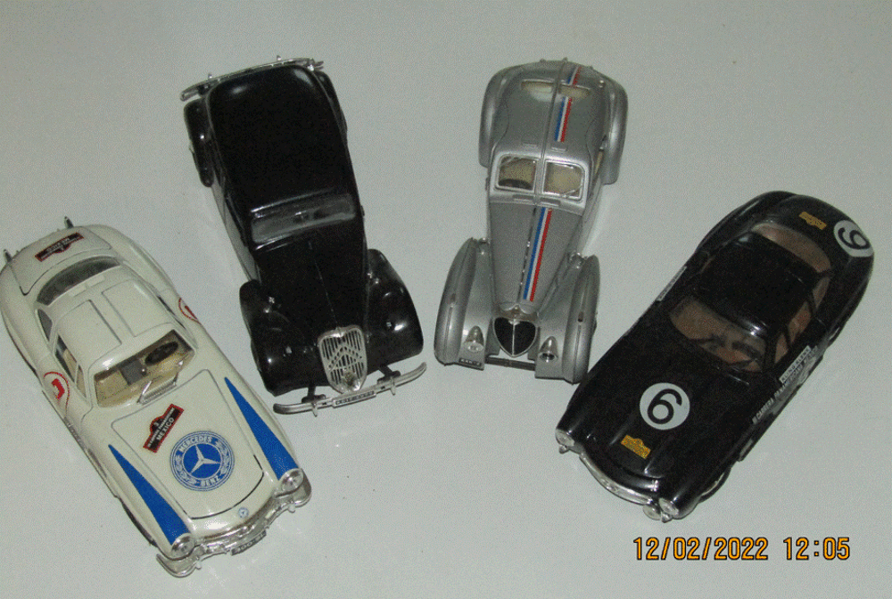 Lot de 4 voitures miniatures "anciennes" au 1/24 Jeux / jouets