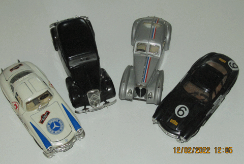 Lot de 4 voitures miniatures  anciennes  au 1/24 28 Chcy (45)