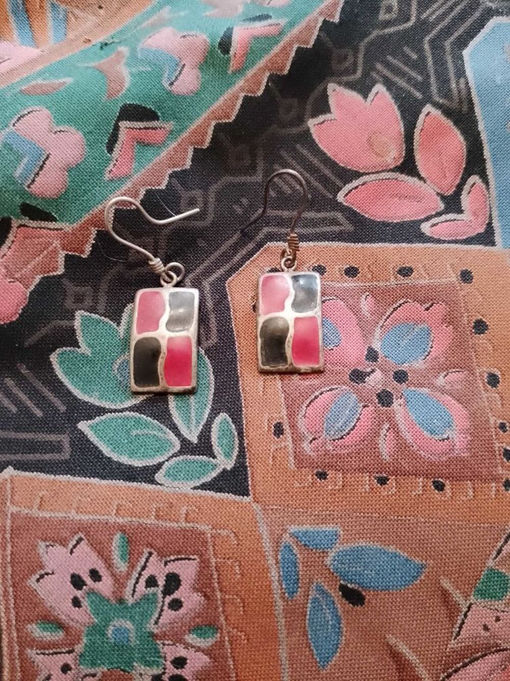boucles d'oreilles rouges/noires sur m&eacute;tal argent&eacute;. Bijoux et montres