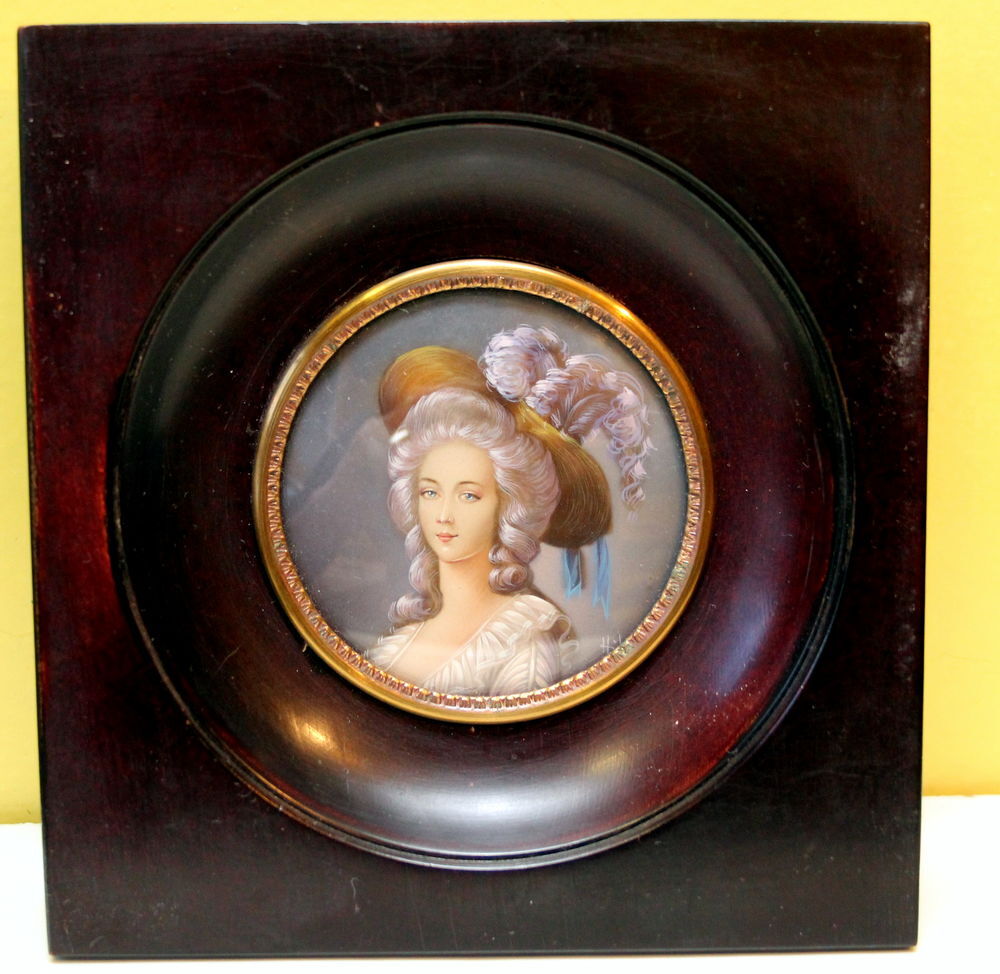 Portrait miniature sur ivoire sign&eacute; de la reine MARIE ANTOIN D�coration