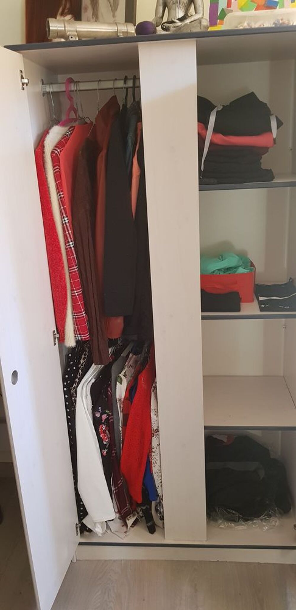 Armoire avec penderie 
90 cm L 50 cm l .
Meubles