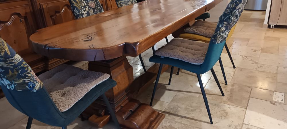 BAHU CHENE CLAIR TRES BON ETAT
4 PORTES 
1 TABLE MASSIVE
Meubles