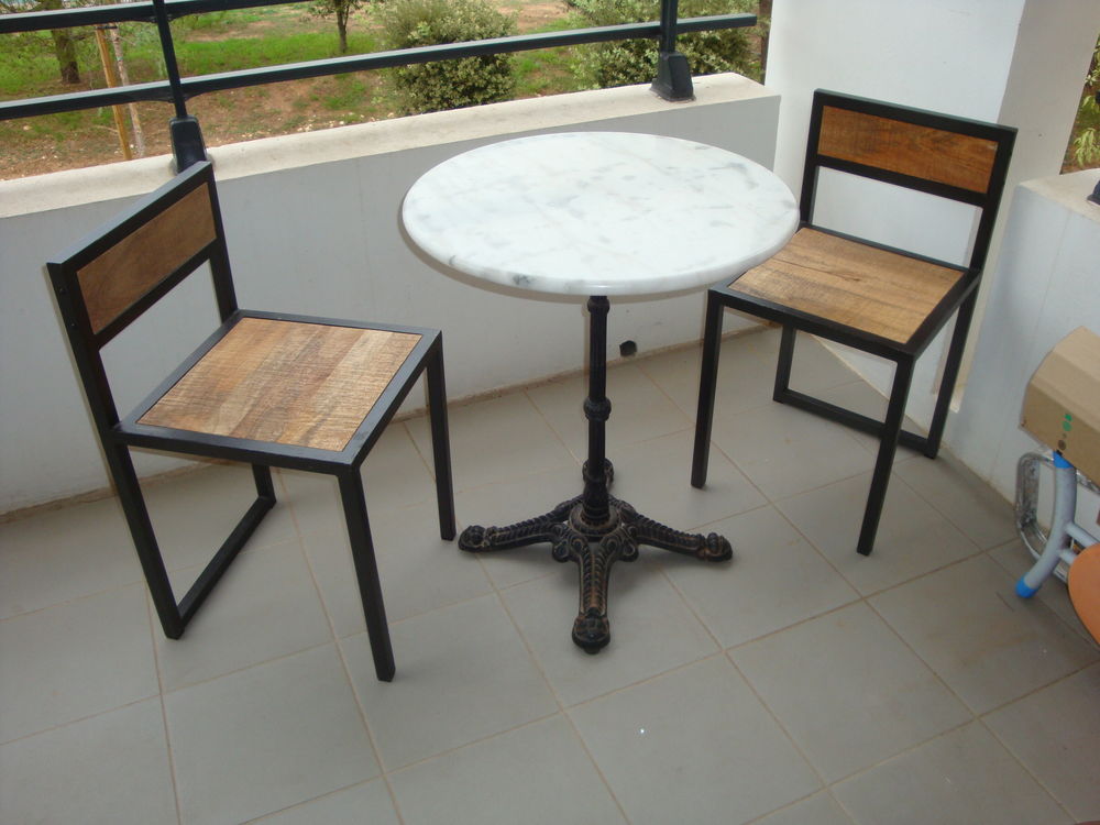Table de bistrot + 2 chaises Meubles