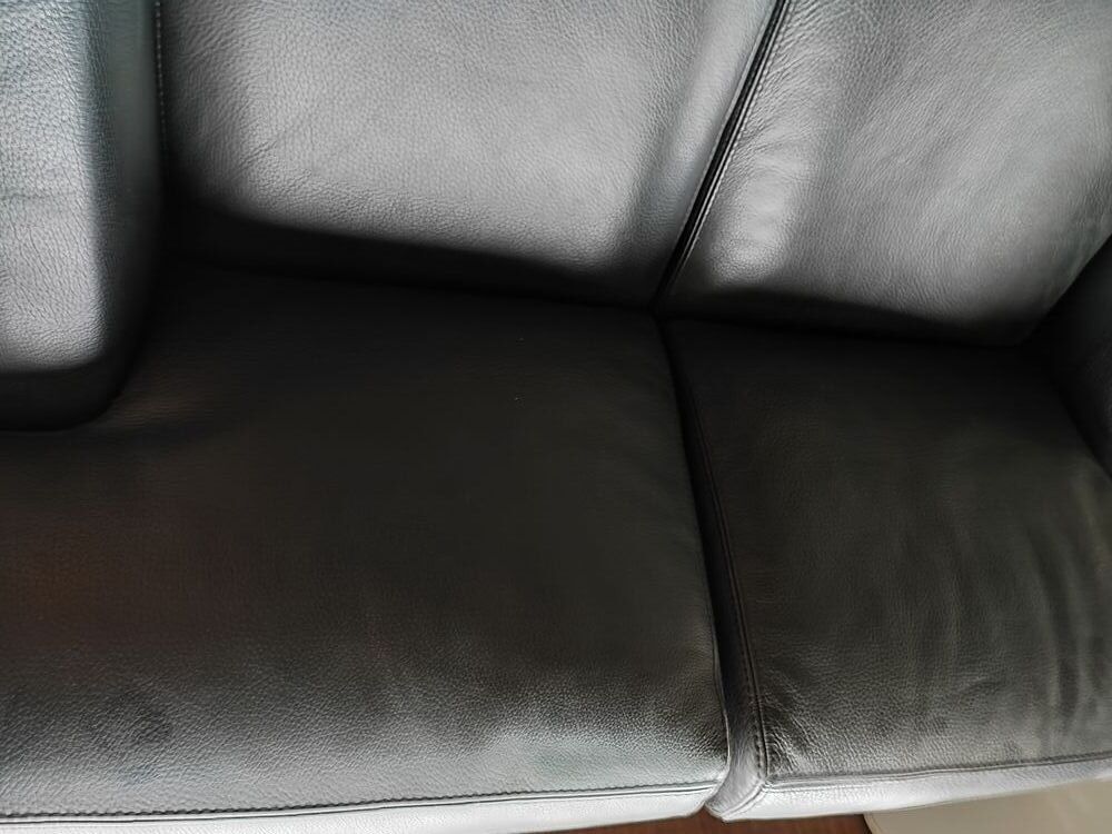 Canap&eacute; cuir 2 places + table basse en cuir Meubles