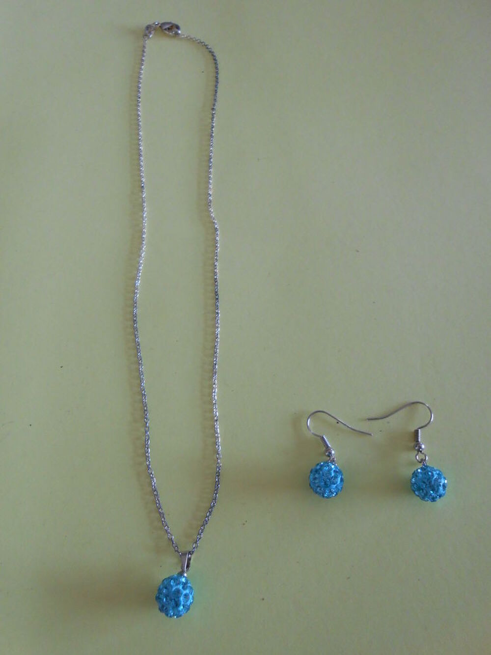 CHAINE ET SON PENDENTIF Bijoux et montres