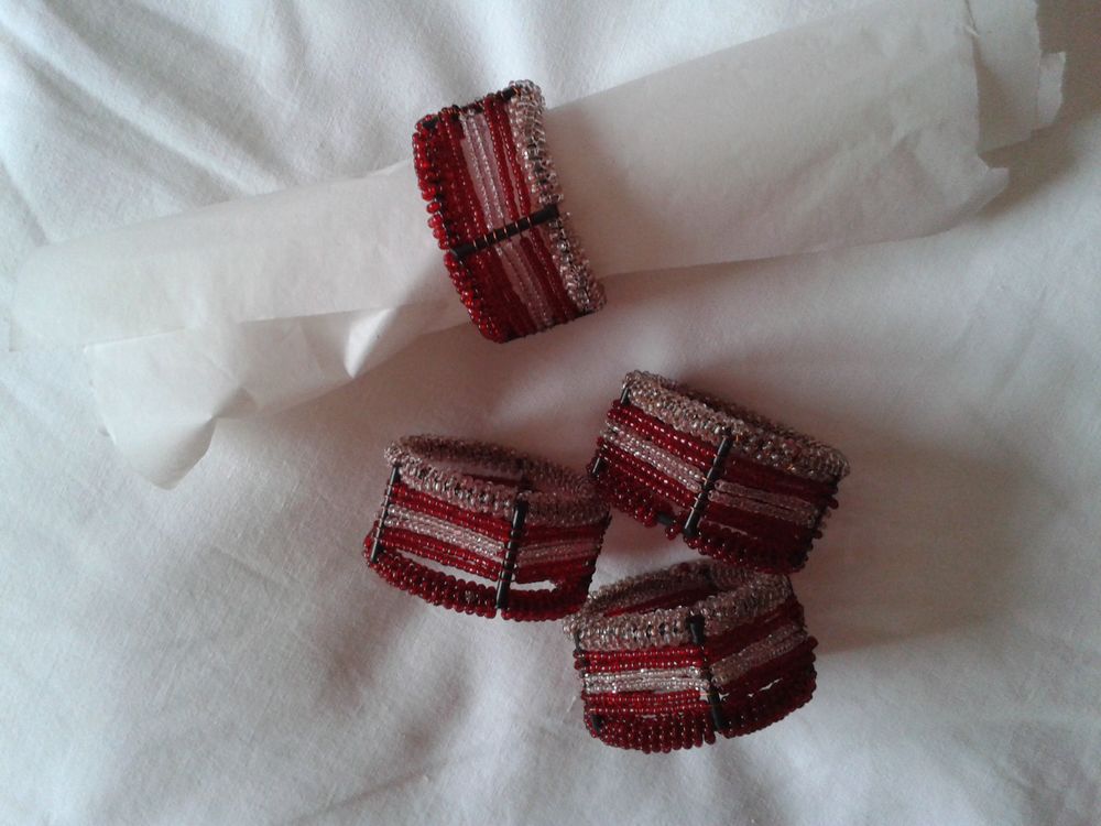 Ronds de serviette neufs en perles de verre bordeaux Cuisine