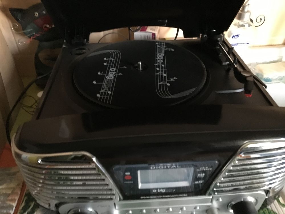 petite cha&icirc;ne compacte permettant l'&eacute;coute De vinyles Audio et hifi