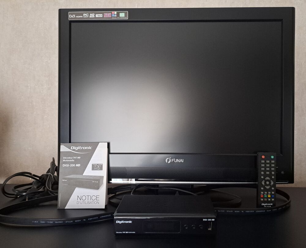T&eacute;l&eacute;viseur 22" avec d&eacute;codeur TNT et c&acirc;ble Ethernet Photos/Video/TV