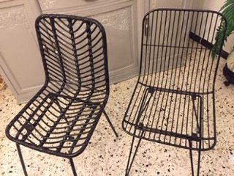 4 chaises noires à 2 design différents Vaison-la-Romaine (84)