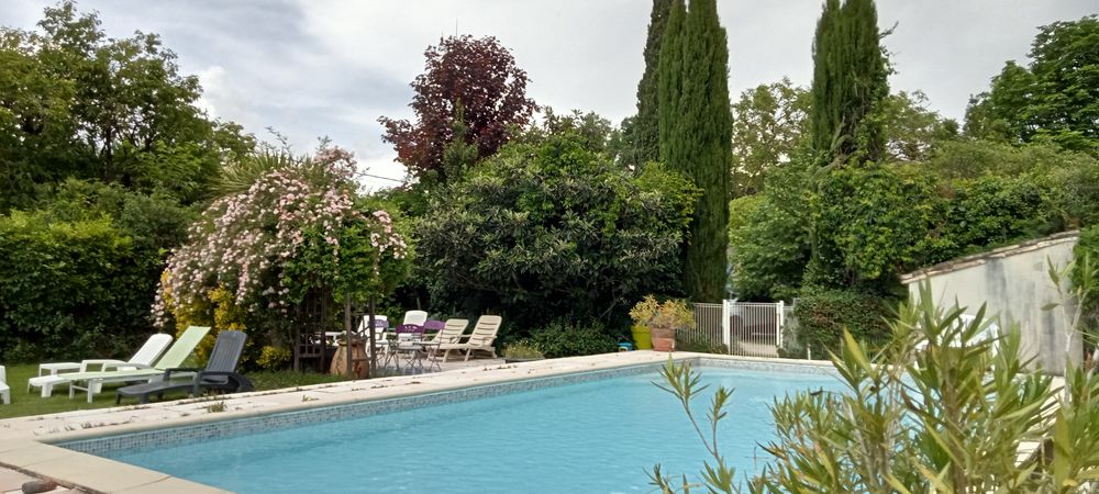   Maison en campagne avec piscine. Provence-Alpes-Côte d'Azur, Pernes-les-Fontaines (84210)