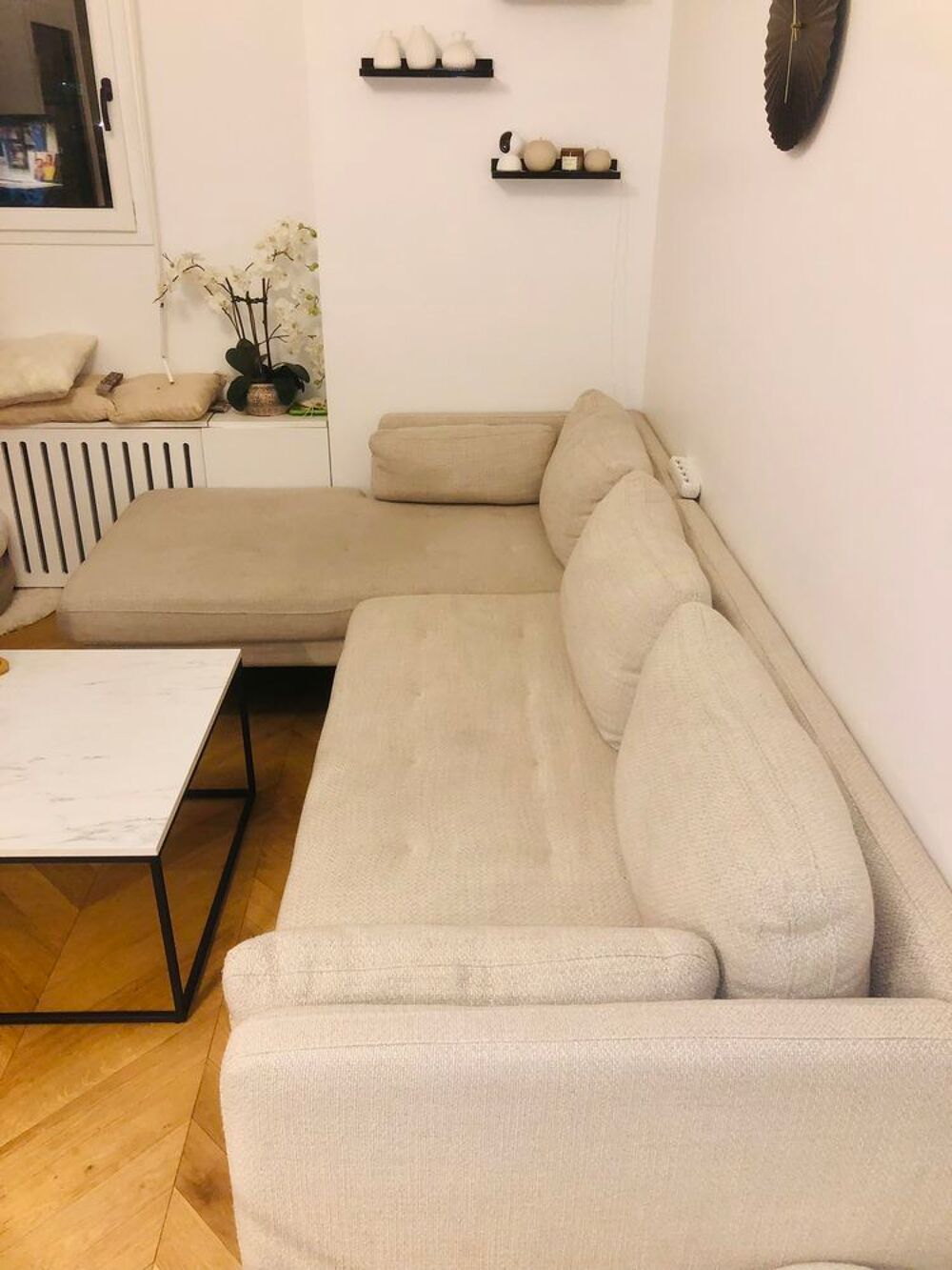Canap&eacute; beige, tr&egrave;s bon &eacute;tat, m&eacute;ridienne gauche. Meubles