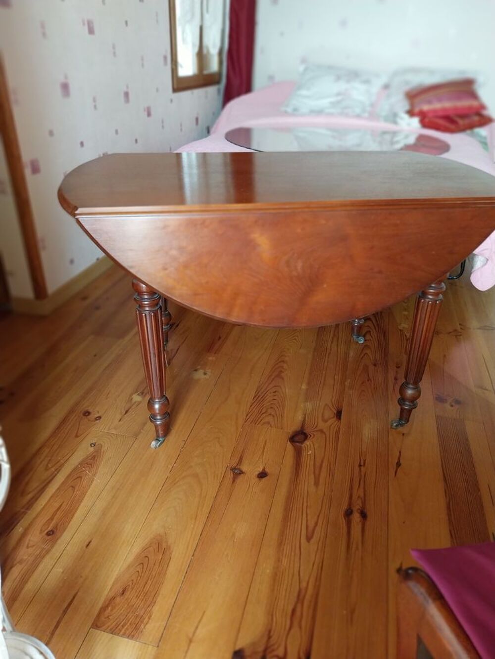 Table en merisier ronde avec cot&eacute;s rabattables.
Meubles