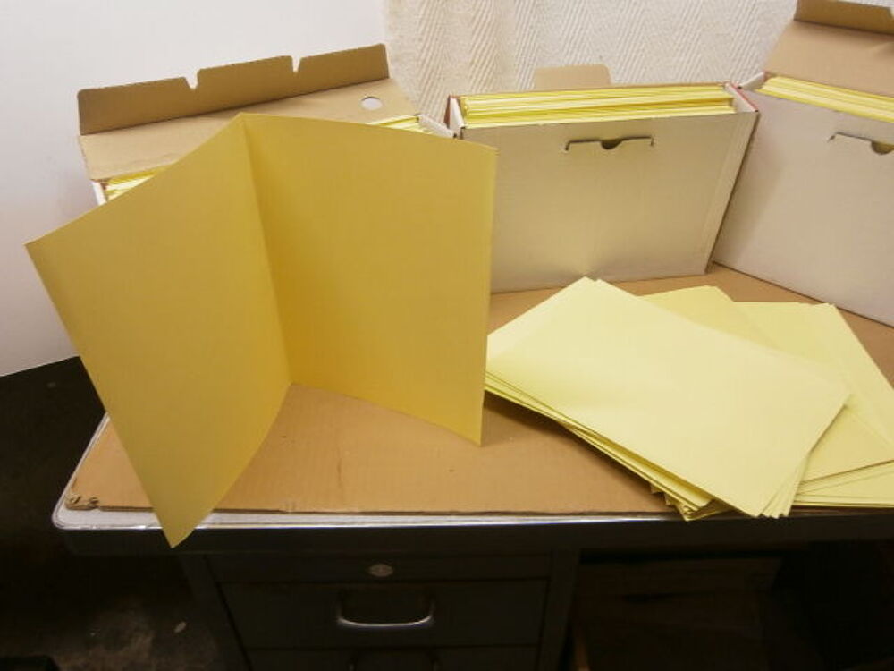 Chemises jaune de classement pour bureaux et collections Décoration
