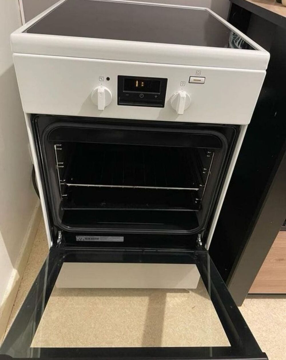 Cuisini&egrave;re Electrolux avec four et plaques vitroc&eacute;ramiques Electroménager