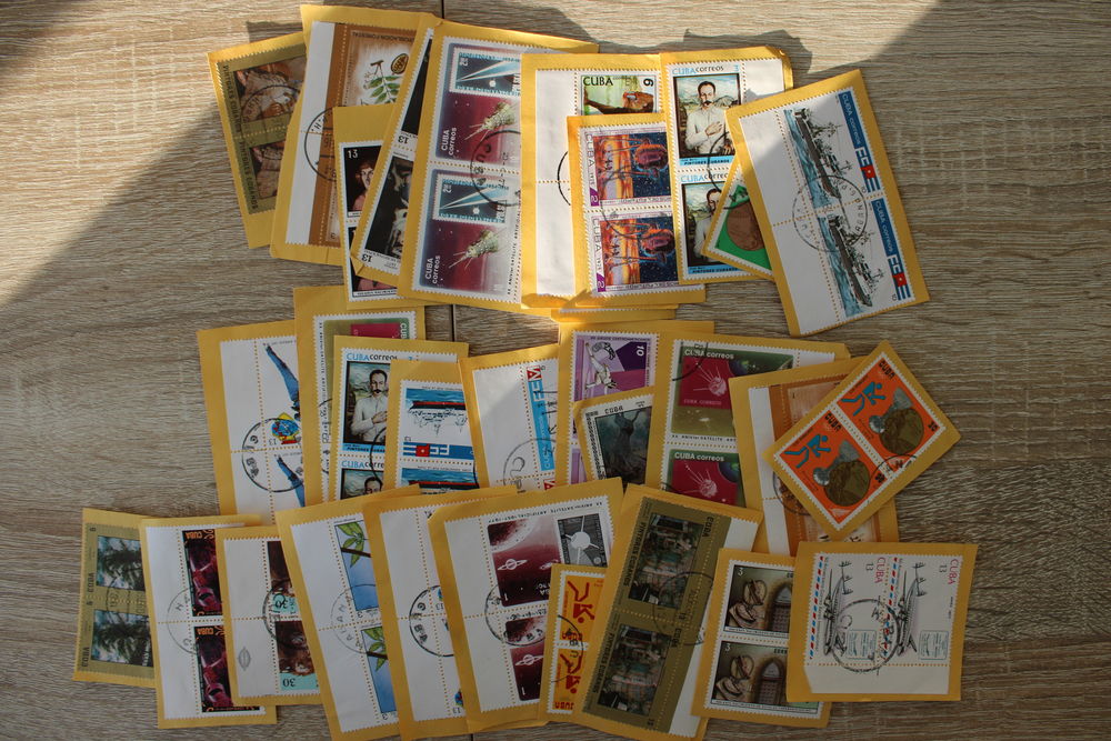 Cuba 75 paires (se-tenants) de timbres sur papier sp&eacute;cial 