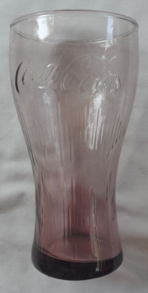 1 verre Coca Cola teinté lie de vin neuf
Hauteur 14,5 cm 5 Castries (34)