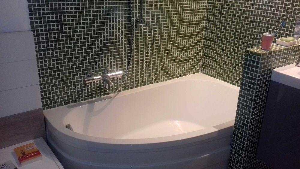 Jolie baignoire avec angle arrondi Meubles