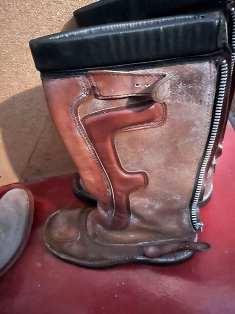 paire de bottes cuir 42/43 50 Brive-la-Gaillarde (19)