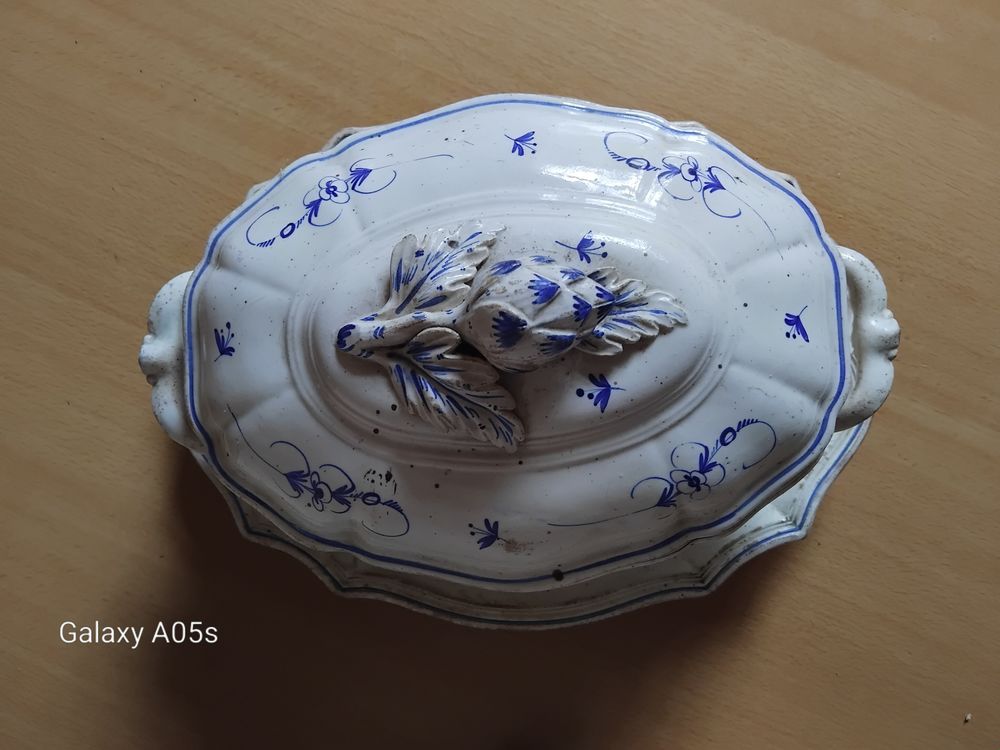 Soupi&egrave;re ancienne Soupi&egrave;re ancienne en fa&iuml;ence ? d&eacute;cor bleu 