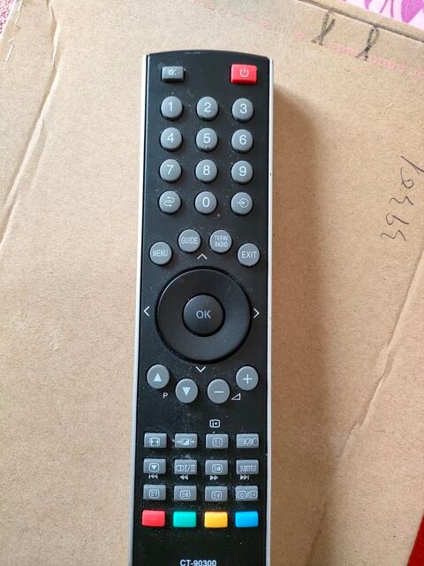 2 TELECOMMANDES TOSCHIBA 5 Charantonnay (38)