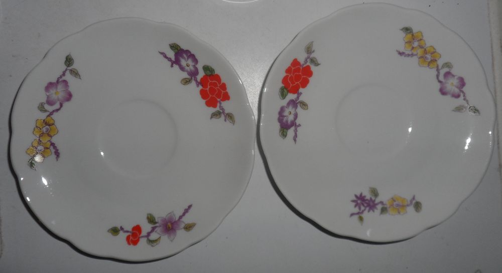 2 tasses et soutasses &agrave; caf&eacute; vintages neuves en Porcelaine
Cuisine