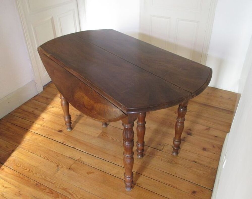 Table ovale noyer 6 pieds. Meubles