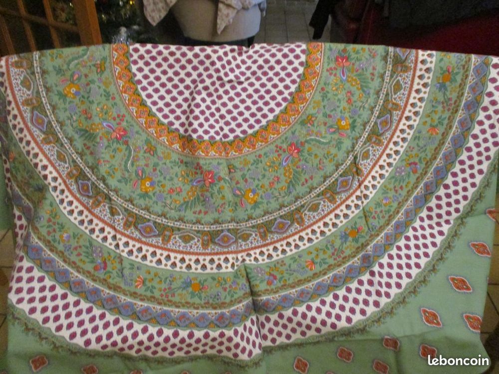 Grand nappe arrondie printani&egrave;re diam&egrave;tre 1 m 70 Décoration