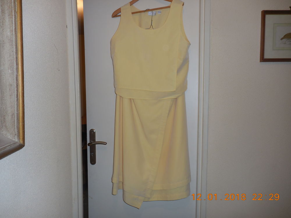 ensemble jupe et chemisier 48
Vêtements