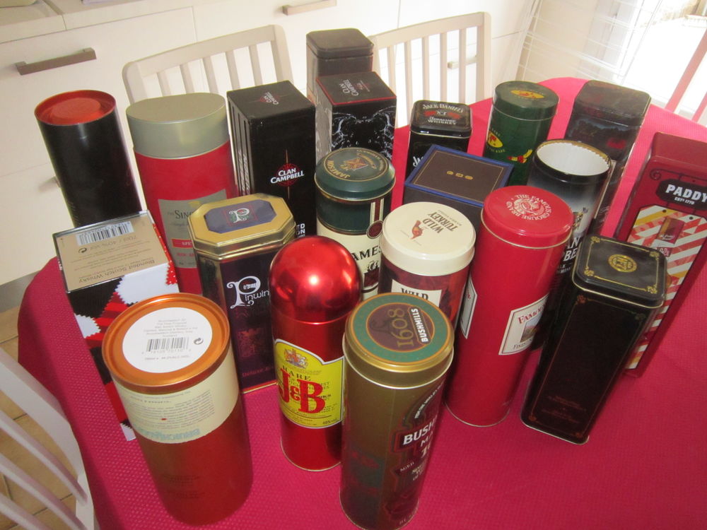 Un lot de vingt quatre (24) boites vides en m&eacute;tal Whisky 
Décoration