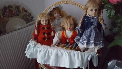   Grand  panier osier quatre vieilles poupées N° 1265 25 Beaune (21)