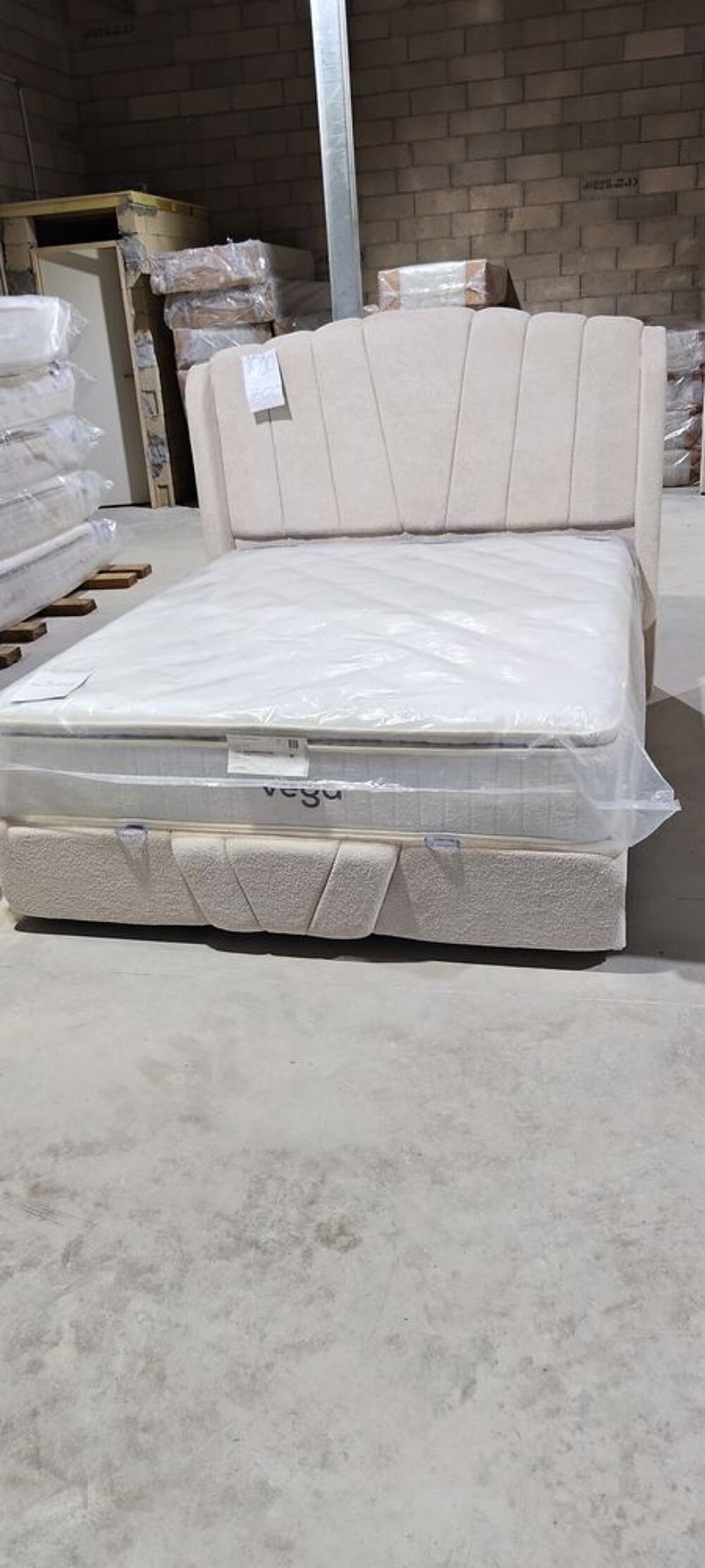 Lit avec t&ecirc;te de lit capitonn&eacute;e avec matelas 600€ Meubles