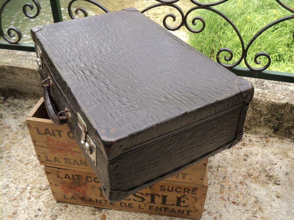 Ancienne Valise Noire Rev&ecirc;tement Style Peau de Crocodile. 
Meubles
