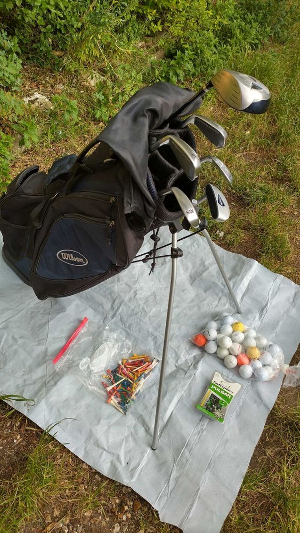 6 club de golf pour droitier avec un sac en Wilson,avec des balles et des tees . Sports
