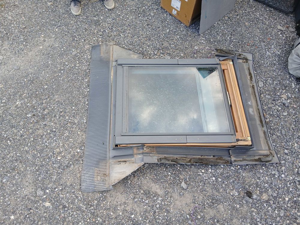 Fen&ecirc;tre de toit Velux 78x98 cm + Store + Raccord d'&eacute;tanch&eacute;it&eacute; Bricolage