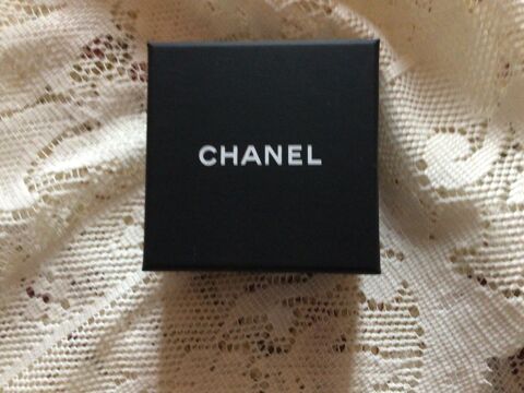  boîte à boucles d oreilles CHANEL 35 Meudon (92)