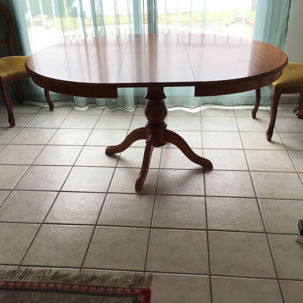 table &agrave; manger en noyer Meubles