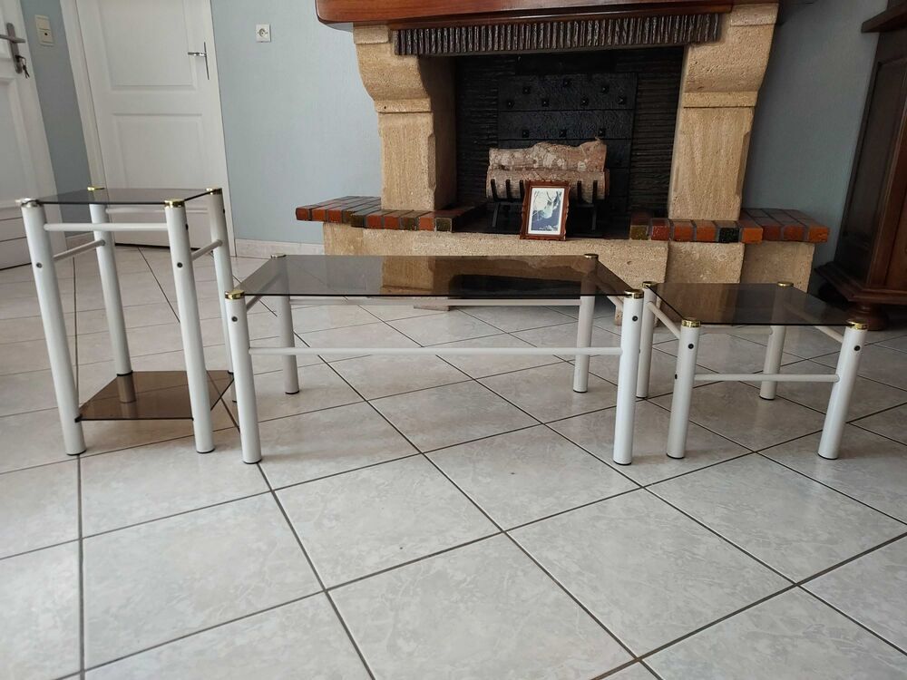 3 tables basses laqu&eacute; blanc et verre fum&eacute; Meubles