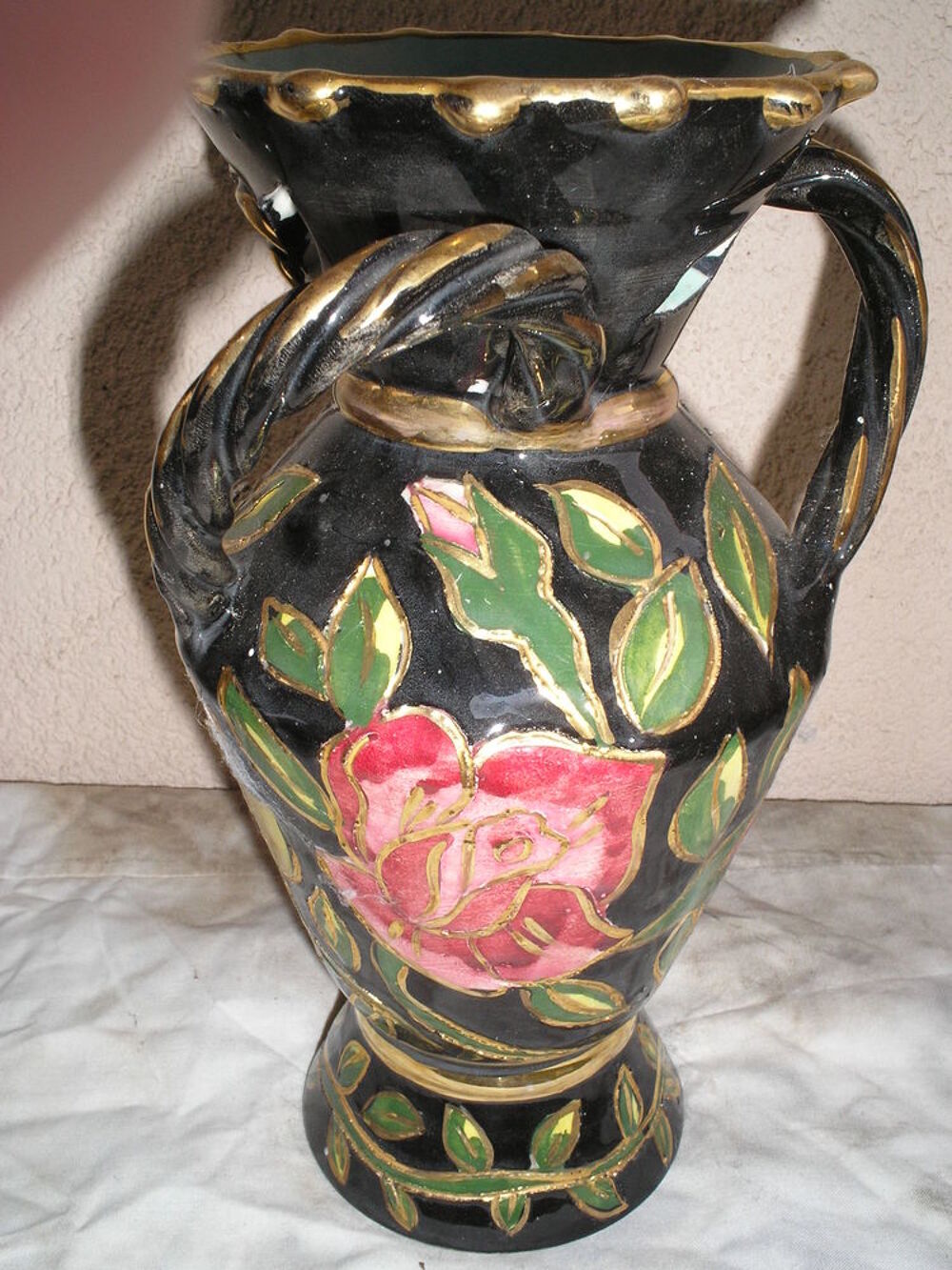 JOLI VASE FLEURS ET FEUILLES SUR FOND NOIR ET DORE Décoration